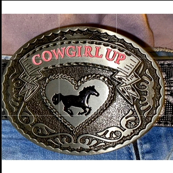 New Western cowgirl up heart horse belt buckle.  Belt not included. - Picture 2 of 3